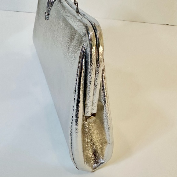 🌟HP🌟VTG 1950s-60s Silver Vinyl Decorative Lift Clasp Evening Bag - Picture 7 of 14